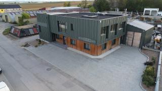 top ausgestattetes Betriebsobjekt mit beheizter Produktionshalle, klimatisierte Büros und Betriebsgelände zu vermieten Bild