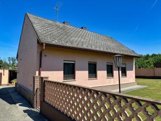 Bungalow mit (Feuchtigkeitsschäden) Garage und Nebengebäude zu verkaufen Bild